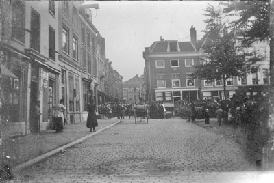 832062 Afbeelding van het toegestroomde publiek op de Neude te Utrecht, tijdens een brand bij tabakshandel B.C. van ...